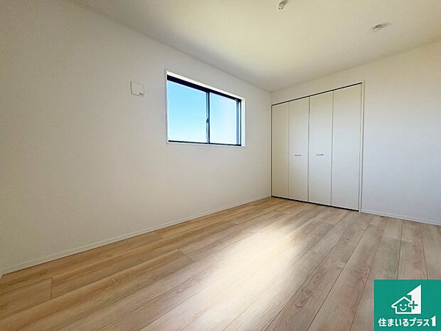 【洋室】シンプルな洋室は、自分好みのインテリアが楽しめます♪ご家族とインテリアや家具を選びに行くのは新築購入時の醍醐味の一つです。ぜひお楽しみください♪