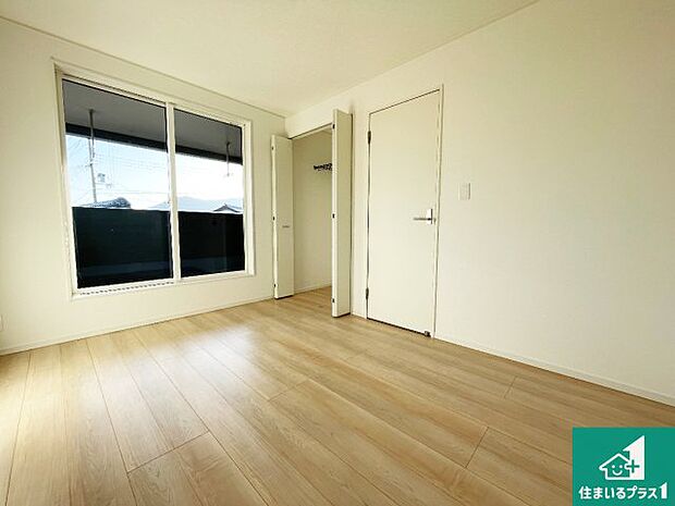 【洋室】シンプルな洋室は、自分好みのインテリアが楽しめます♪ご家族とインテリアや家具を選びに行くのは新築購入時の醍醐味の一つです。ぜひお楽しみください♪