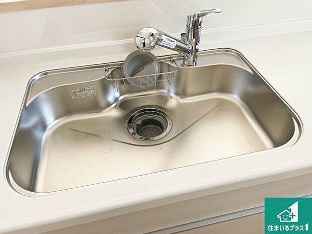 【キッチンシンク】蛇口の先端に浄水器を内蔵しています!原水と浄水、お湯と冷水、シャワーの切替えがワンタッチなので用途によって使い分けられます。