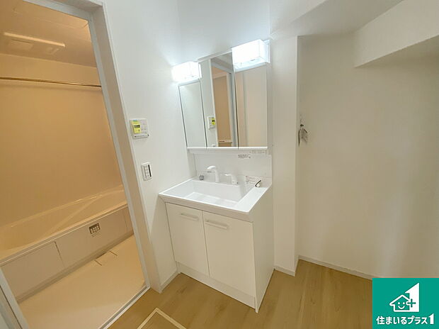 【独立洗面台】清潔感のある洗面台です。フラットな鏡は掃除がしやすく毎日清潔!鏡裏には収納があるのでスッキリとした洗面台が保てます。