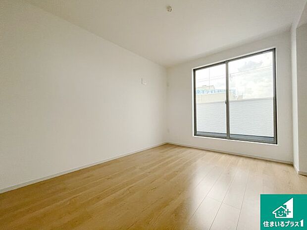 【洋室】シンプルな洋室は、自分好みのインテリアが楽しめます♪ご家族とインテリアや家具を選びに行くのは新築購入時の醍醐味の一つです。ぜひお楽しみください♪