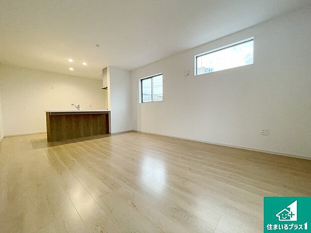 【居間・リビング】日当たり良好の明るいリビングで朝の目覚めもスッキリできそう！対面キッチンでご家族のコミュニケーションも自然と増える設計！小さなお子様が遊ぶスペースを作っても広々とくつろげるLDK！