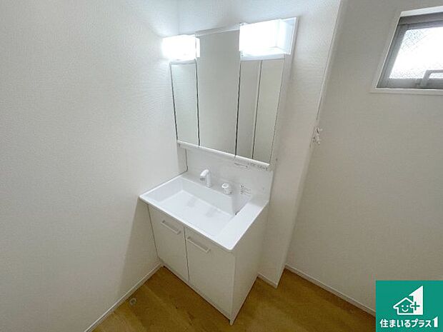 【独立洗面台】清潔感のある洗面台です。フラットな鏡は掃除がしやすく毎日清潔!鏡裏には収納があるのでスッキリとした洗面台が保てます。