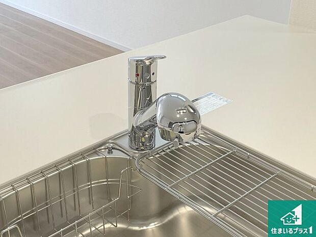 【キッチン水栓】浄水器を内蔵!炊飯時、お茶を作る時に安心してお水を使えます!お湯と冷水、浄水と原水、シャワーの切替えもワンタッチです!