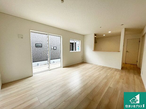 【居間・リビング】日当たり良好の明るいリビングで朝の目覚めもスッキリできそう！対面キッチンでご家族のコミュニケーションも自然と増える設計！小さなお子様が遊ぶスペースを作っても広々とくつろげるLDK！