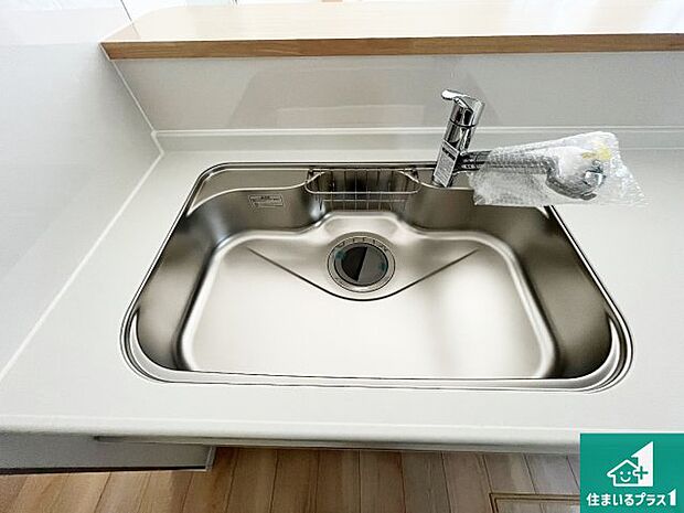 【キッチンシンク】蛇口の先端に浄水器を内蔵しています！原水と浄水、お湯と冷水、シャワーの切替えがワンタッチなので用途によって使い分けられます。