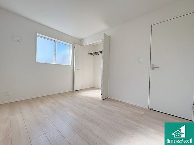 【洋室】シンプルな洋室は、自分好みのインテリアが楽しめます♪ご家族とインテリアや家具を選びに行くのは新築購入時の醍醐味の一つです。ぜひお楽しみください♪