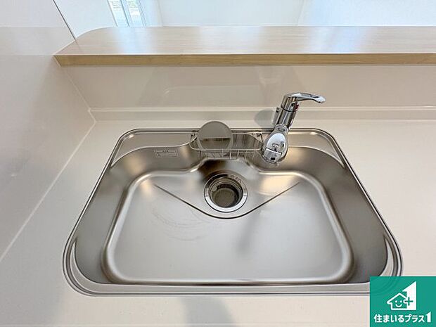 【キッチンシンク】蛇口の先端に浄水器を内蔵しています！原水と浄水、お湯と冷水、シャワーの切替えがワンタッチなので用途によって使い分けられます。