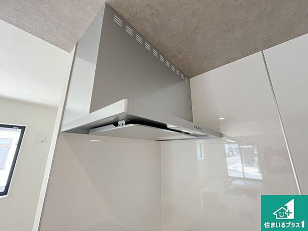 【レンジフード】スタイリッシュな印象のフラットタイプ!LED照明付き!