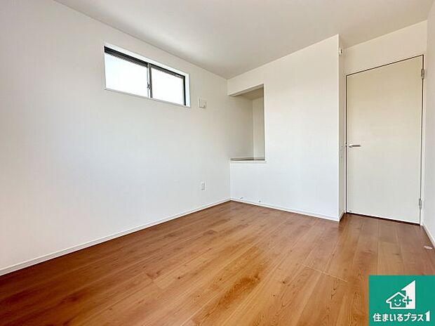 【洋室】シンプルな洋室は、自分好みのインテリアが楽しめます♪ご家族とインテリアや家具を選びに行くのは新築購入時の醍醐味の一つです。ぜひお楽しみください♪