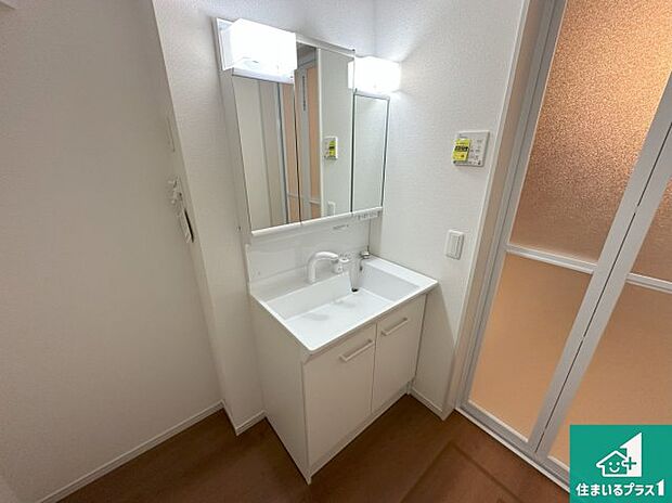 【独立洗面台】清潔感のある洗面台です。フラットな鏡は掃除がしやすく毎日清潔!鏡裏には収納があるのでスッキリとした洗面台が保てます。