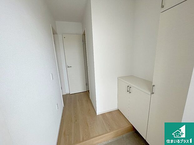 【玄関】シューズボックスにはたくさんの靴が収納できるので玄関周りはいつもスッキリ！ご家族が増えても安心！