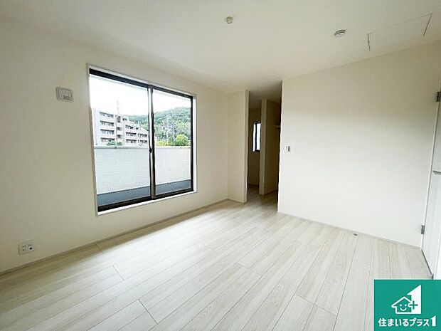 【洋室】シンプルな洋室は、自分好みのインテリアが楽しめます♪ご家族とインテリアや家具を選びに行くのは新築購入時の醍醐味の一つです。ぜひお楽しみください♪