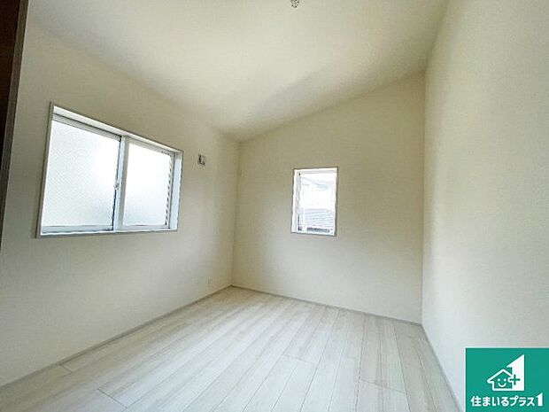 【洋室】シンプルな洋室は、自分好みのインテリアが楽しめます♪ご家族とインテリアや家具を選びに行くのは新築購入時の醍醐味の一つです。ぜひお楽しみください♪