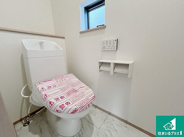 【トイレ】1・2階の2ヶ所にあるので、朝の忙しい時間の順番待ちもなく、深夜の利用にも大変便利です。