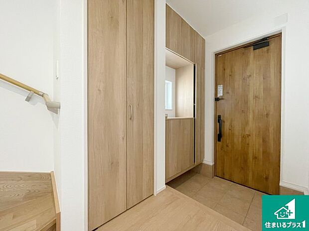 【玄関】シューズボックスにはたくさんの靴が収納できるので玄関周りはいつもスッキリ！ご家族が増えても安心！