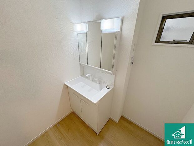 【独立洗面台】清潔感のある洗面台です。フラットな鏡は掃除がしやすく毎日清潔!鏡裏には収納があるのでスッキリとした洗面台が保てます。