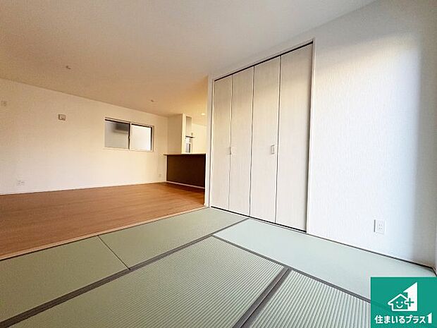 【和室】一室あると便利な和室は客間としてだけでなく、小さなお子様のプレイルームや食後のくつろぎスペースとしてもご利用いただけます。収納もついていますので大活躍間違いなし！