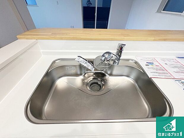 【キッチンシンク】蛇口の先端に浄水器を内蔵しています！原水と浄水、お湯と冷水、シャワーの切替えがワンタッチなので用途によって使い分けられます。