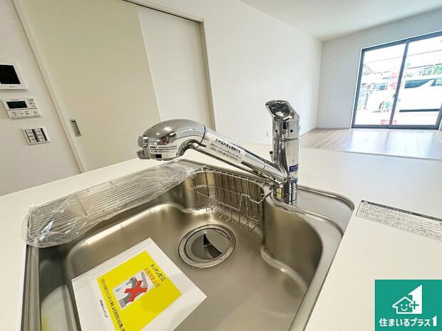 【キッチン水栓】浄水器を内蔵!炊飯時、お茶を作る時に安心してお水を使えます!お湯と冷水、浄水と原水、シャワーの切替えもワンタッチです!