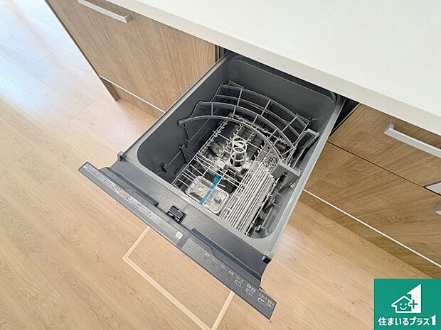 【食器洗い乾燥機】食事後の一仕事、食器洗いをボタン一つでお任せできちゃいます！場所を取らないビルトイン式なので、お料理スペースもしっかり確保！ 