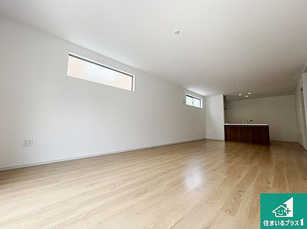 【居間・リビング】日当たり良好の明るいリビングで朝の目覚めもスッキリできそう!対面キッチンでご家族のコミュニケーションも自然と増える設計!小さなお子様が遊ぶスペースを作っても広々とくつろげるLDK!