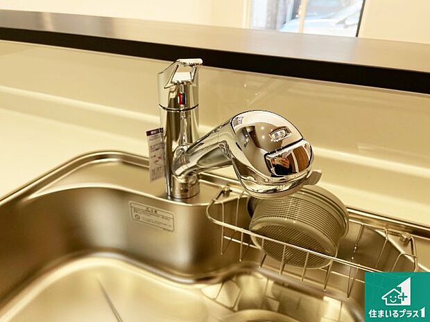 【キッチン水栓】浄水器を内蔵!炊飯時、お茶を作る時に安心してお水を使えます!お湯と冷水、浄水と原水、シャワーの切替えもワンタッチです!