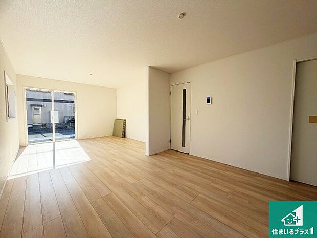 【居間・リビング】日当たり良好の明るいリビングで朝の目覚めもスッキリできそう！対面キッチンでご家族のコミュニケーションも自然と増える設計！小さなお子様が遊ぶスペースを作っても広々とくつろげるLDK！