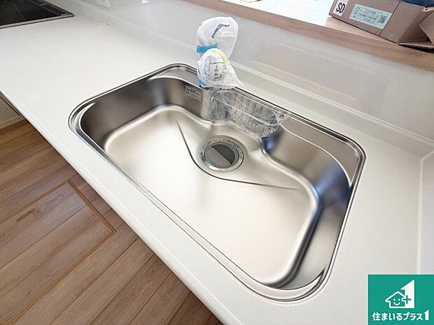 【キッチンシンク】蛇口の先端に浄水器を内蔵しています！原水と浄水、お湯と冷水、シャワーの切替えがワンタッチなので用途によって使い分けられます。