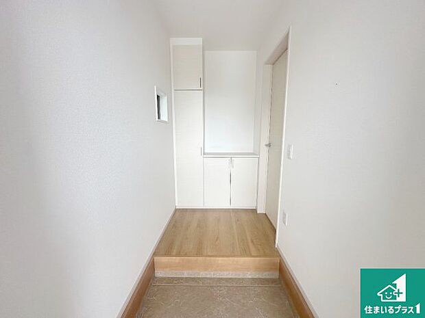 【玄関】シューズボックスにはたくさんの靴が収納できるので玄関周りはいつもスッキリ！ご家族が増えても安心！