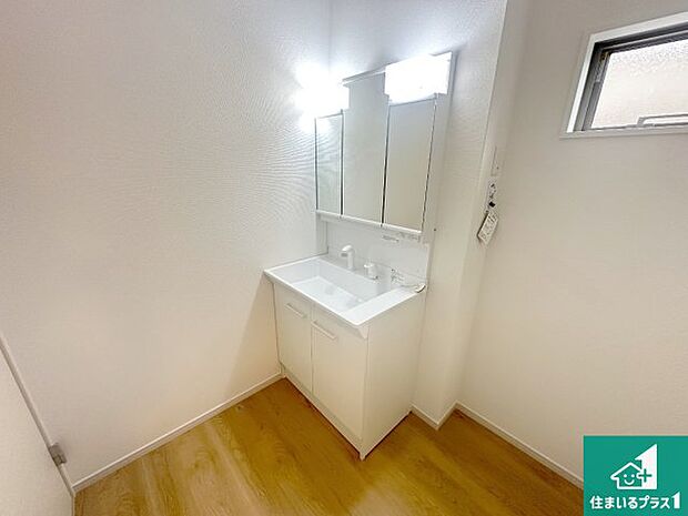 【独立洗面台】清潔感のある洗面台です。フラットな鏡は掃除がしやすく毎日清潔！鏡裏には収納があるのでスッキリとした洗面台が保てます。