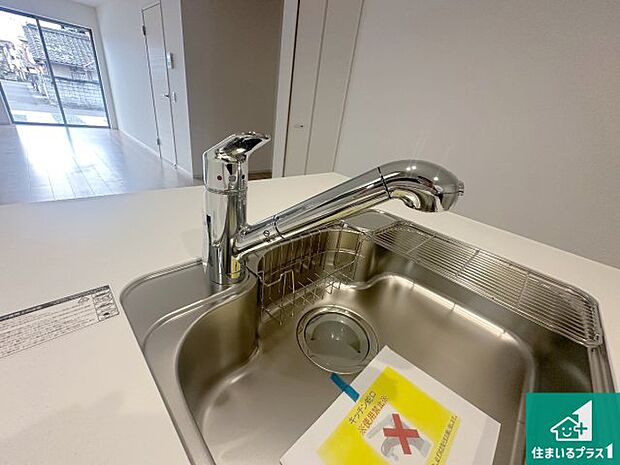 【キッチン水栓】浄水器を内蔵！炊飯時、お茶を作る時に安心してお水を使えます！お湯と冷水、浄水と原水、シャワーの切替えもワンタッチです！
