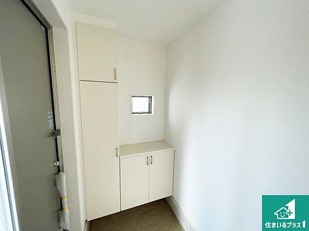 【玄関】シューズボックスにはたくさんの靴が収納できるので玄関周りはいつもスッキリ！ご家族が増えても安心！