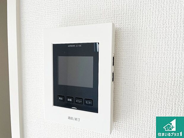 【カラーモニターインターホン】声だけでなく来訪者の姿や顔がモニターで確認できるので、小さなお子様がいらっしゃるご家庭でも安心できます！