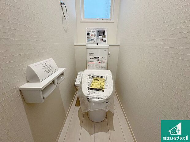 【トイレ】1・2階の2ヶ所にあるので、朝の忙しい時間の順番待ちもなく、深夜の利用にも大変便利です。