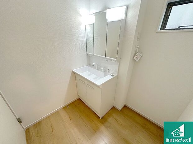 【独立洗面台】清潔感のある洗面台です。フラットな鏡は掃除がしやすく毎日清潔！鏡裏には収納があるのでスッキリとした洗面台が保てます。