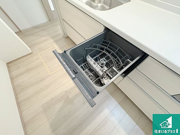 【食器洗浄乾燥機】食事後の一仕事、食器洗いをボタン一つでお任せできちゃいます！場所を取らないビルトイン式なので、お料理スペースもしっかり確保！