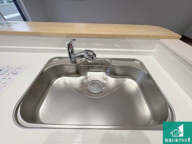 【キッチンシンク】蛇口の先端に浄水器を内蔵しています!原水と浄水、お湯と冷水、シャワーの切替えがワンタッチなので用途によって使い分けられます。