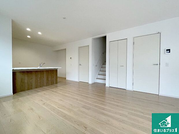 【居間・リビング】日当たり良好の明るいリビングで朝の目覚めもスッキリできそう!対面キッチンでご家族のコミュニケーションも自然と増える設計!小さなお子様が遊ぶスペースを作っても広々とくつろげるLDK!