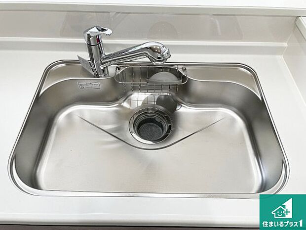 【キッチンシンク】蛇口の先端に浄水器を内蔵しています！原水と浄水、お湯と冷水、シャワーの切替えがワンタッチなので用途によって使い分けられます。