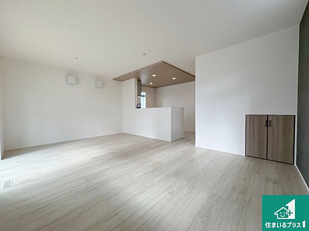 【居間・リビング】日当たり良好の明るいリビングで朝の目覚めもスッキリできそう！対面キッチンでご家族のコミュニケーションも自然と増える設計！小さなお子様が遊ぶスペースを作っても広々とくつろげるLDK！