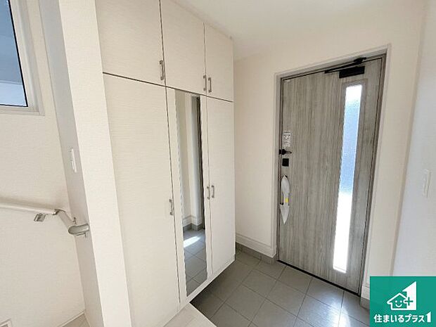 【玄関】シューズボックスにはたくさんの靴が収納できるので玄関周りはいつもスッキリ！ご家族が増えても安心！