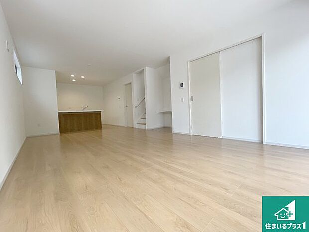 【居間・リビング】シンプルなリビングは、観葉植物等のインテリアを楽しめますね！パパ好みにも、ママ好みにも家具次第で雰囲気を変えることができます！