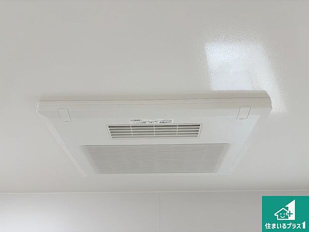 【浴室暖房乾燥機】四季を通して快適なバスライフをお手伝いする浴室暖房乾燥機！浴室の乾燥・暖房・涼風・換気はもちろん、２４時間換気にも対応！ 