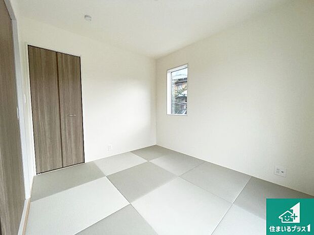 【和室】一室あると便利な和室は客間としてだけでなく、小さなお子様のプレイルームや食後のくつろぎスペースとしてもご利用いただけます。収納もついていますので大活躍間違いなし！