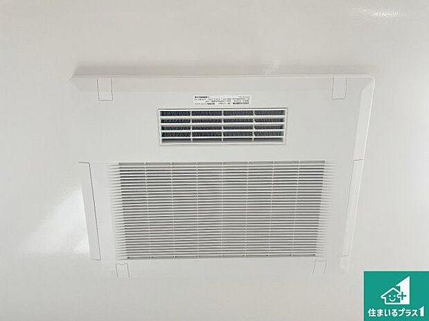 【浴室暖房乾燥機】四季を通して快適なバスライフをお手伝いする浴室暖房乾燥機!浴室の乾燥・暖房・涼風・換気はもちろん、24時間換気にも対応!