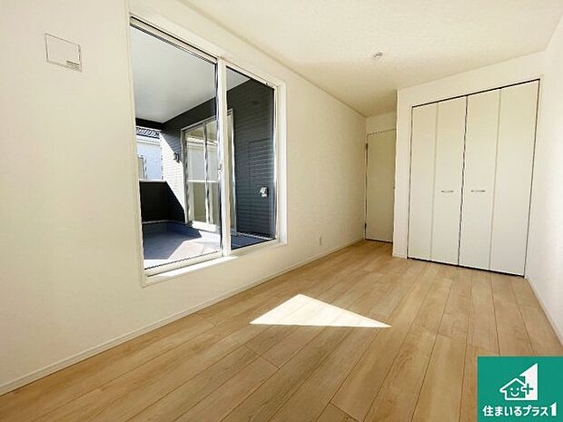 【洋室】シンプルな洋室は、自分好みのインテリアが楽しめます♪ご家族とインテリアや家具を選びに行くのは新築購入時の醍醐味の一つです。ぜひお楽しみください♪