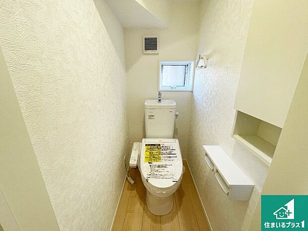 【トイレ】1・2階の2ヶ所にあるので、朝の忙しい時間の順番待ちもなく、深夜の利用にも大変便利です。