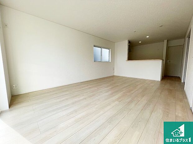 【居間・リビング】日当たり良好の明るいリビングで朝の目覚めもスッキリできそう!対面キッチンでご家族のコミュニケーションも自然と増える設計!小さなお子様が遊ぶスペースを作っても広々とくつろげるLDK!