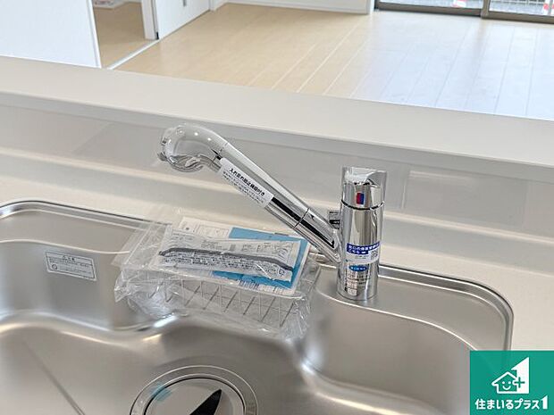 【キッチン水栓】浄水器を内蔵!炊飯時、お茶を作る時に安心してお水を使えます!お湯と冷水、浄水と原水、シャワーの切替えもワンタッチです!